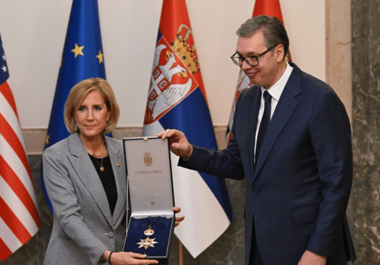 Vuçiq nderon me “Urdhrin e Flamurit Serb”, kongresisten amerikane Claudia Tenney, përmend edhe dialogun e Kosovën