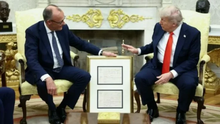 Merz i jep Trumpit certifikatën e lindjes së gjyshit të tij në Shtëpinë e Bardhë