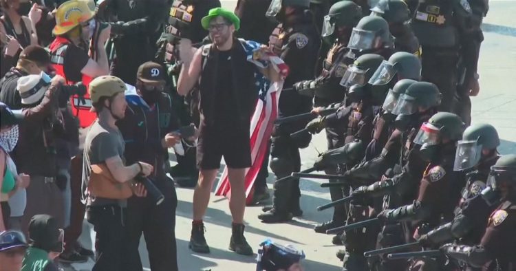 “Lu*ftë civile” në Los Angelos, Trump dërgon ushtrinë ndaj protestuesve pro emigracionit