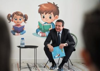 Kurti viziton “Kopshtin Ndërkombëtar” në Prishtinë, u lexon fëmijëve përralla