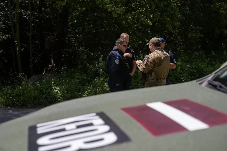 Ushtarët letonezë kryejnë patrulla të koordinuara me Policinë e Kosovës