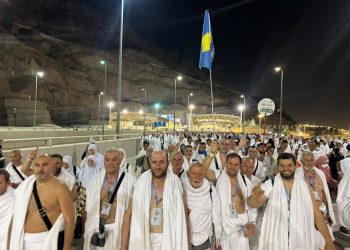 Haxhilerët e Kosovës, me flamurin e ngritur lartë, duke i kryer ritet e haxhit (VIDEO)