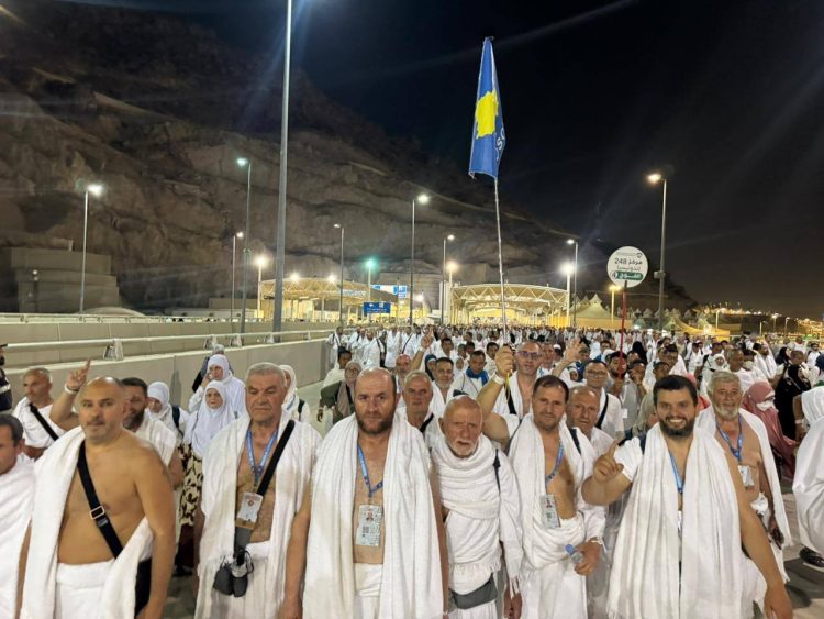 Haxhilerët e Kosovës, me flamurin e ngritur lartë, duke i kryer ritet e haxhit (VIDEO)