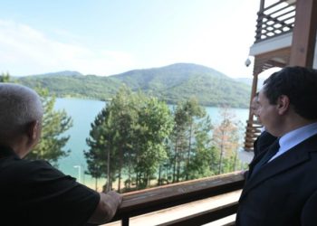 Kurti publikon fotografi nga Liqeni i Ujmanit