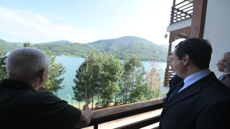 Kurti publikon fotografi nga Liqeni i Ujmanit