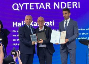 Halil Kastrati nderohet me titullin “Qytetar Nderi” nga Komuna e Pejës, çmimin ia dedikon Riza Llukës