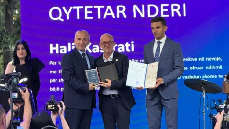 Halil Kastrati nderohet me titullin “Qytetar Nderi” nga Komuna e Pejës, çmimin ia dedikon Riza Llukës