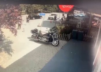 Zyra e VV-së dhe eskorta e Kurtit në Skenderaj su*lmohen me vezë