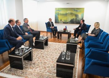 Kurti mirëpret delegacionin amerikan të Lutjeve të Mëngjesit