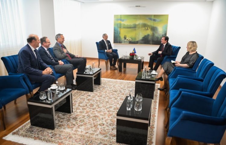 Kurti mirëpret delegacionin amerikan të Lutjeve të Mëngjesit