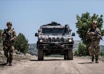 KFOR-i italian patrullon në vijën kufitare