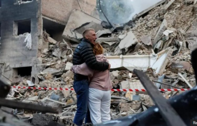 Su*lm masiv rus në Kiev, 10 të vr*arë dhe mbi 100 të pl*agosur