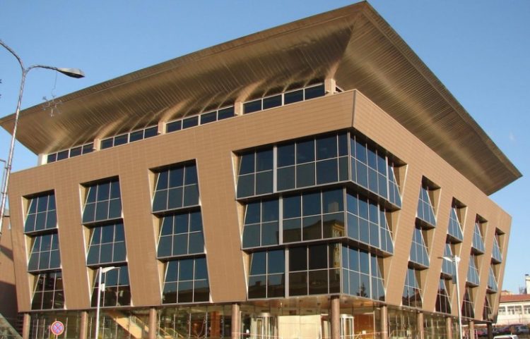 Përplasje nga distanca mes MASHTI-t e Institutit Albanologjik