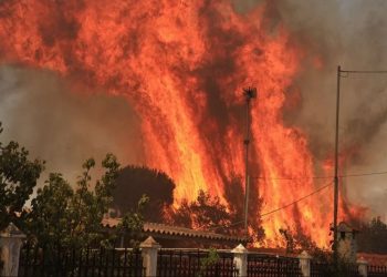 Greqia në fl*akë, zj*arre të fuqishme dj*egin shtëpi