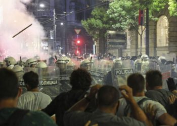 Serbi/Studentët dhe qytetarët kërkojnë zgjedhje, pushteti përgjigjet me represion