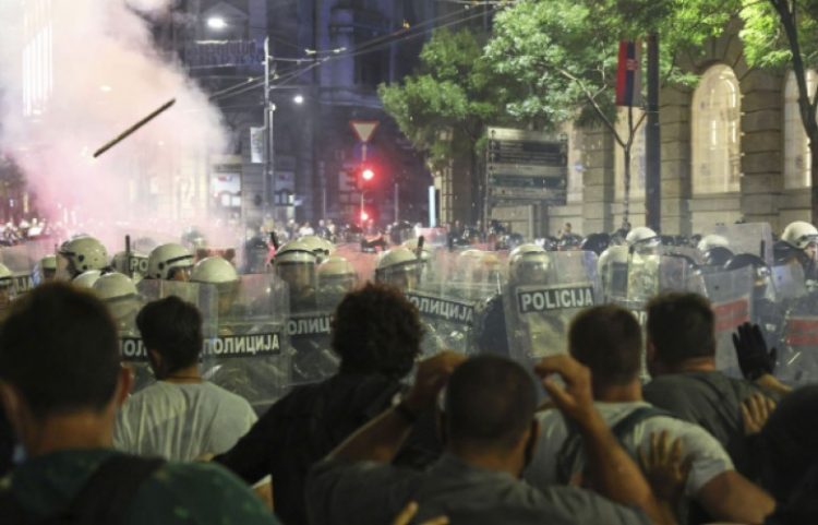 Serbi/Studentët dhe qytetarët kërkojnë zgjedhje, pushteti përgjigjet me represion