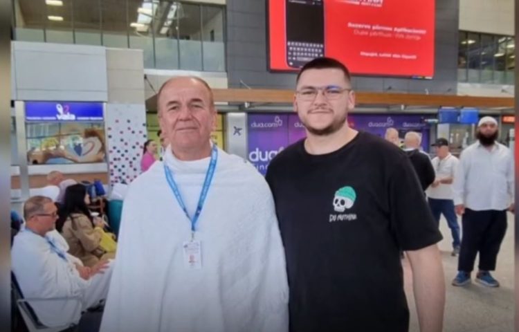 Vdiq e u varros në Qabe, familja e tij në haxhin e radhës shkojnë te varri i babait