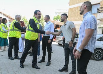 Kurti vizitoi banesat sociale në Klinë në të cilat po investohet në efiçiencë të energjisë, kostoja rreth 650 mijë euro