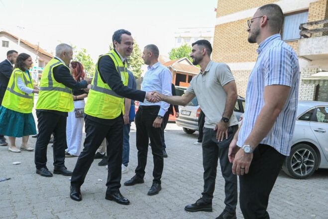 Kurti vizitoi banesat sociale në Klinë në të cilat po investohet në efiçiencë të energjisë, kostoja rreth 650 mijë euro