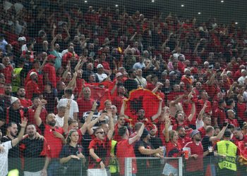 Foto/ Drejtoresha e SHISH me mision aspak sekret në stadium për Shqipëri-Serbi