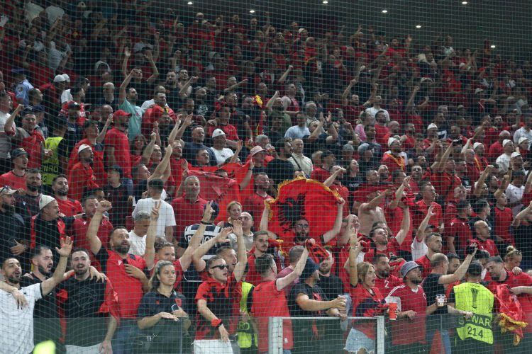 Foto/ Drejtoresha e SHISH me mision aspak sekret në stadium për Shqipëri-Serbi