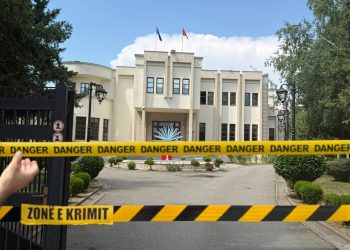 VV në Prizren me aksion simbolik pas arrestimit të zyrtarës së urbanizmit: Komuna është shndërruar në vatër të kr*imit ndërtimor