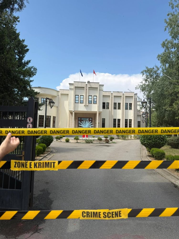 VV në Prizren me aksion simbolik pas arrestimit të zyrtarës së urbanizmit: Komuna është shndërruar në vatër të kr*imit ndërtimor