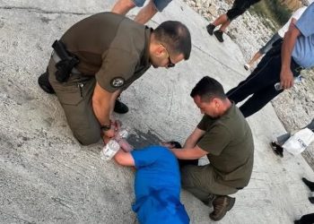 Zyrtarë policorë shpëtojnë jetën e një personi