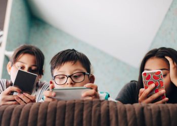 Telefoni në duart e fëmijëve, lodër moderne apo rrezik i heshtur?