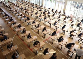 Maturantët në Shqipëri më dobët në gjuhën shqipe se në gjuhë të huaj