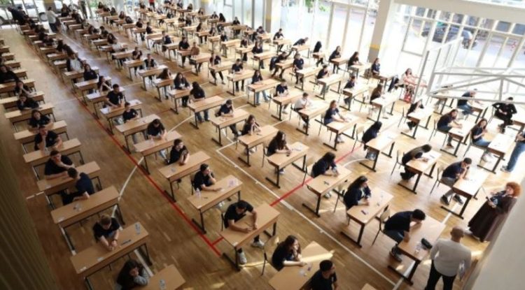 Maturantët në Shqipëri më dobët në gjuhën shqipe se në gjuhë të huaj