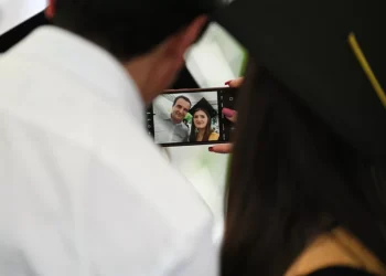 Kurti uron diplomimin studentëve të Universitetit “Ukshin Hoti” në Prizren