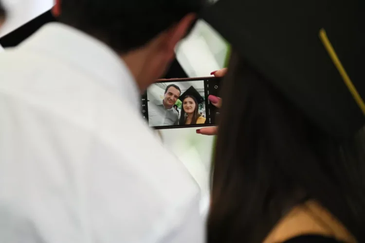 Kurti uron diplomimin studentëve të Universitetit “Ukshin Hoti” në Prizren