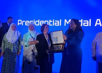 Osmani ndan medalje presidenciale për nënat e Srebrenicës