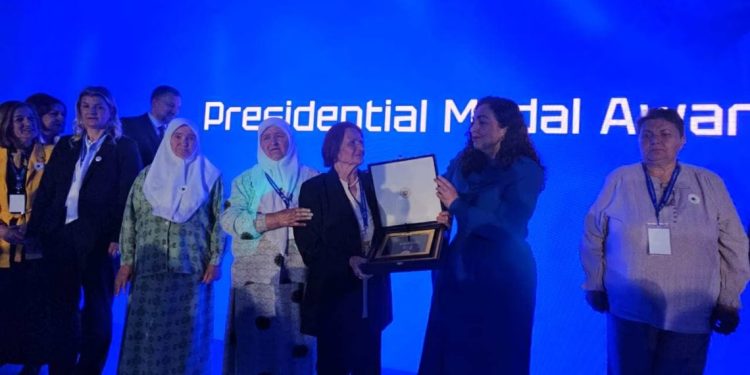 Osmani ndan medalje presidenciale për nënat e Srebrenicës