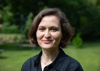 Ish-ministrja e Ramës, Besa Shahini  shpall kandidaturën për kryetare të Prishtinës