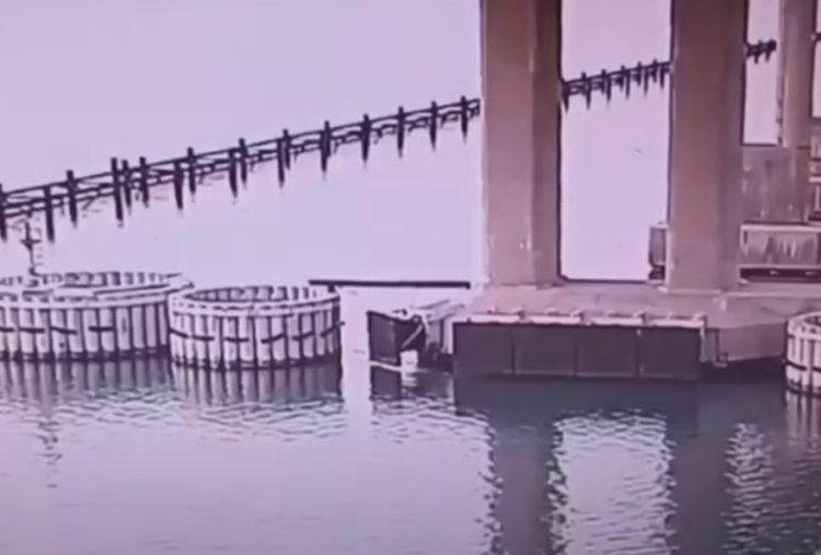 Ukraina sulmon urën e Kerçit në Krime, 1100 ton ekspoziv shperthejnë nën ujë (Video)