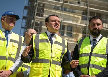 Kurti viziton punimet për renovimin e 59 banesave sociale në Plemetin