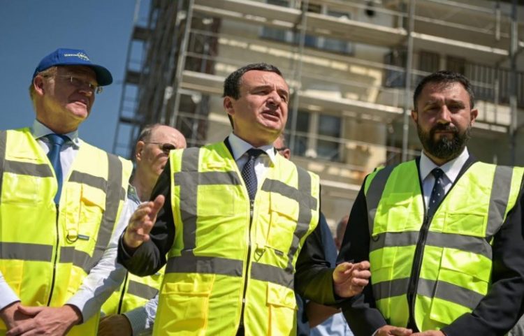Kurti viziton punimet për renovimin e 59 banesave sociale në Plemetin