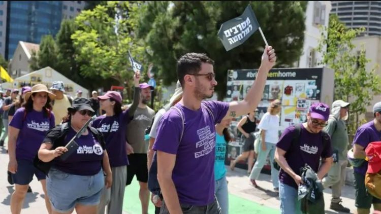 Izrael, dhjetëra njerëz i bashkohen protestës kundër luftës