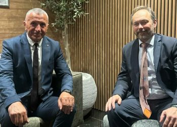 Kamberi takon ambasadorin e BE-së në Beograd, i tregon për pengesat që shqiptarët i kanë atje