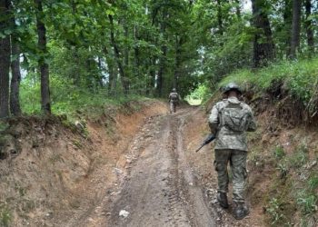 Ushtarët turq të KFOR-it patrullojnë përgjatë vijës kufitare