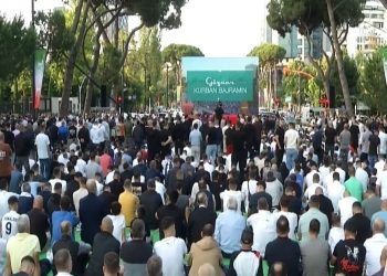 Besimtarët falin Bajramin në bulevardin `Dëshmorët e Kombit` në Tiranë