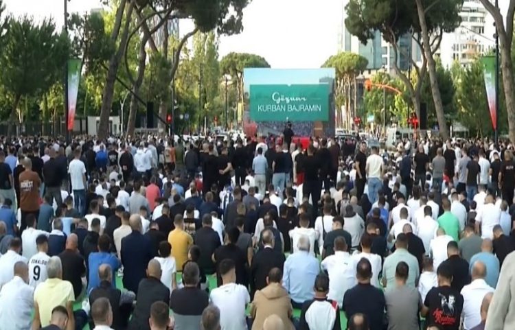 Besimtarët falin Bajramin në bulevardin `Dëshmorët e Kombit` në Tiranë