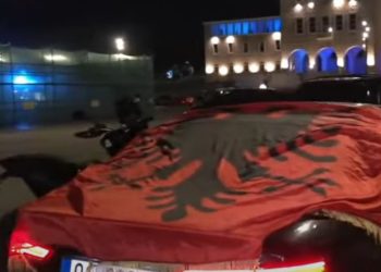 Pamje nga festa e mbrëmshme me flamurin e UÇK-së në Tiranë para ndeshjes me Serbinë (VIDEO)