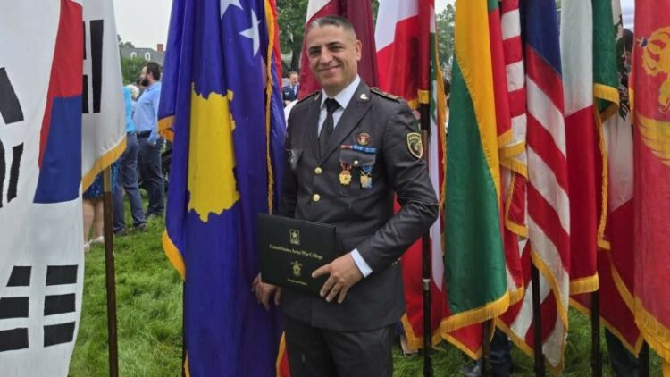 Oficeri i FSK-së diplomon në SHBA