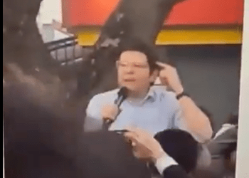 Pamje të rënda: Momenti kur kandidati presidencial kolumbian qëllohet në kokë