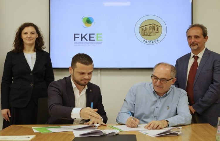 Nënshkruhet projekti për efiçiencë të energjisë për banesat sociale