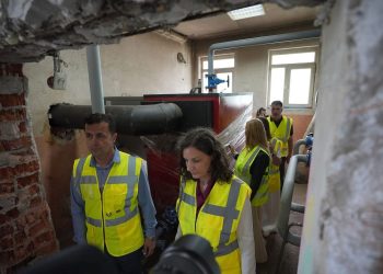 Rizvanolli vizitoi shkollat “Isa Boletini” dhe “Hamit Sejdiu”, ku po investohet në efiçiencë të energjisë