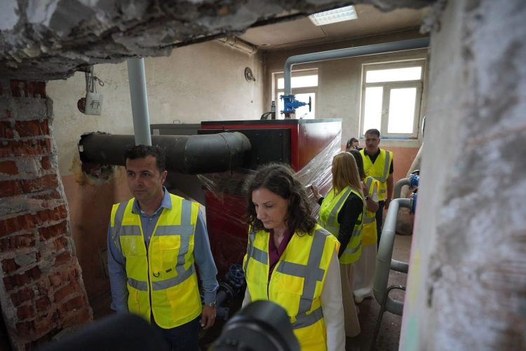 Rizvanolli vizitoi shkollat “Isa Boletini” dhe “Hamit Sejdiu”, ku po investohet në efiçiencë të energjisë